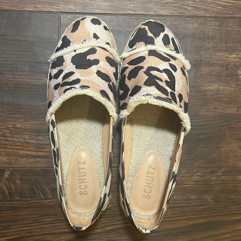 EUC  Schutz Leopard Espidrilles